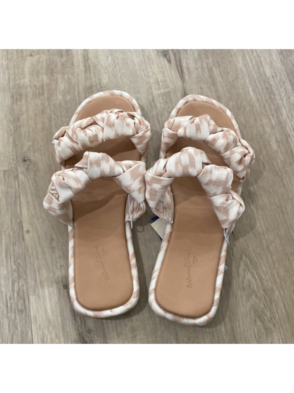 NEW Women’s Universal Thread Meg Sandals